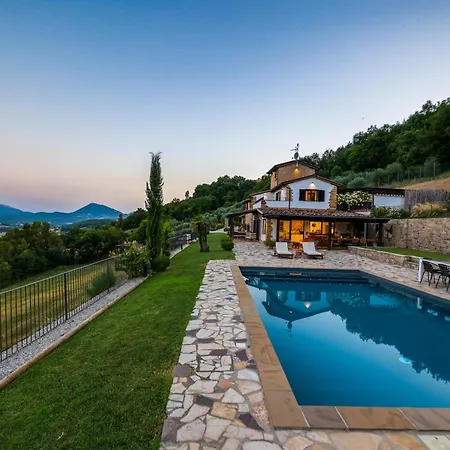 Destino Italy, Umbria Tuscany Boarder * Монтоне