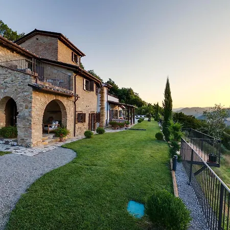 Destino Italy, Umbria Tuscany Boarder Монтоне