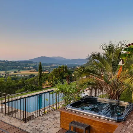 Destino Italy, Umbria Tuscany Boarder Монтоне