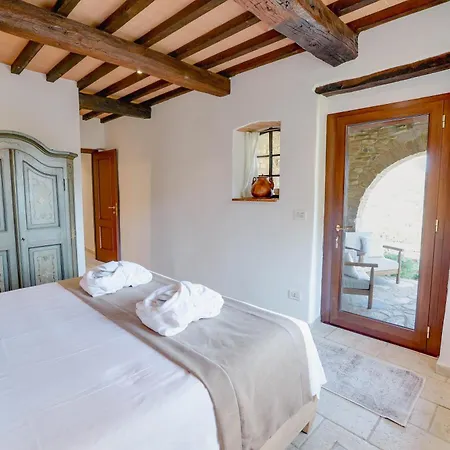 Destino Italy, Umbria Tuscany Boarder Монтоне