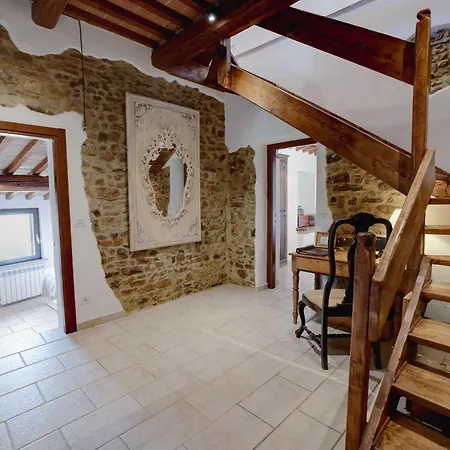 Destino Italy, Umbria Tuscany Boarder Монтоне