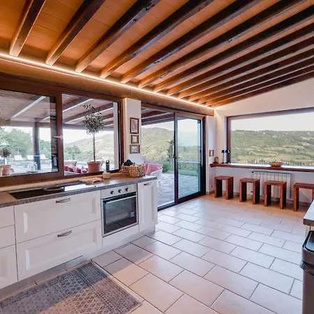 Destino Italy, Umbria Tuscany Boarder Монтоне