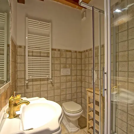 Destino Italy, Umbria Tuscany Boarder Монтоне